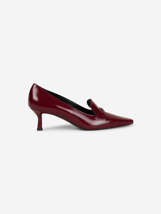 Mocassins à talon en cuir verni bordeaux