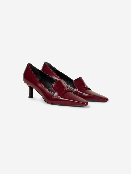 Mocassins à talon en cuir verni bordeaux