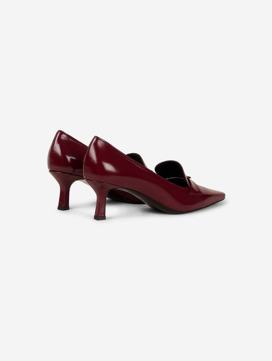 Mocassins à talon en cuir verni bordeaux