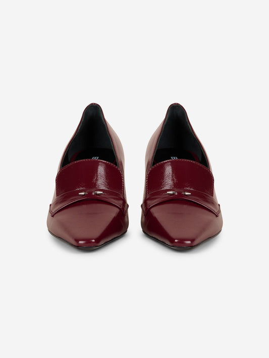Mocassins à talon en cuir verni bordeaux