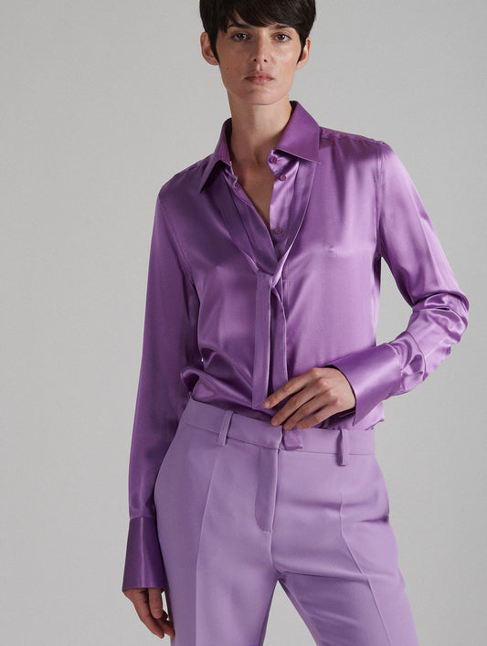 Chemise lavallière en satin de soie lilas