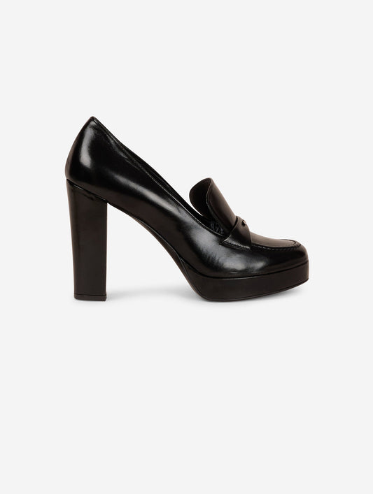 Heeled loafers in black patent leather