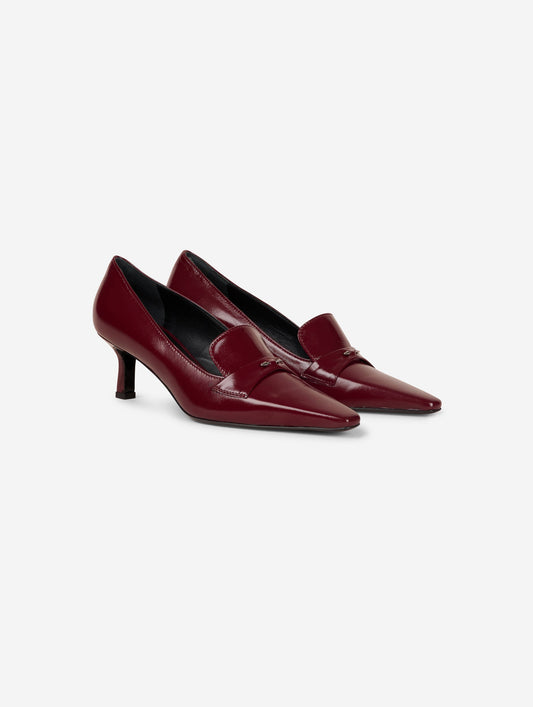 Heeled loafers in burgundy patent leather