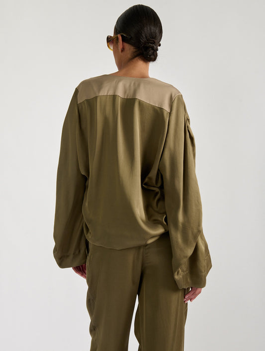 Top manches longues en satin de viscose léger kaki