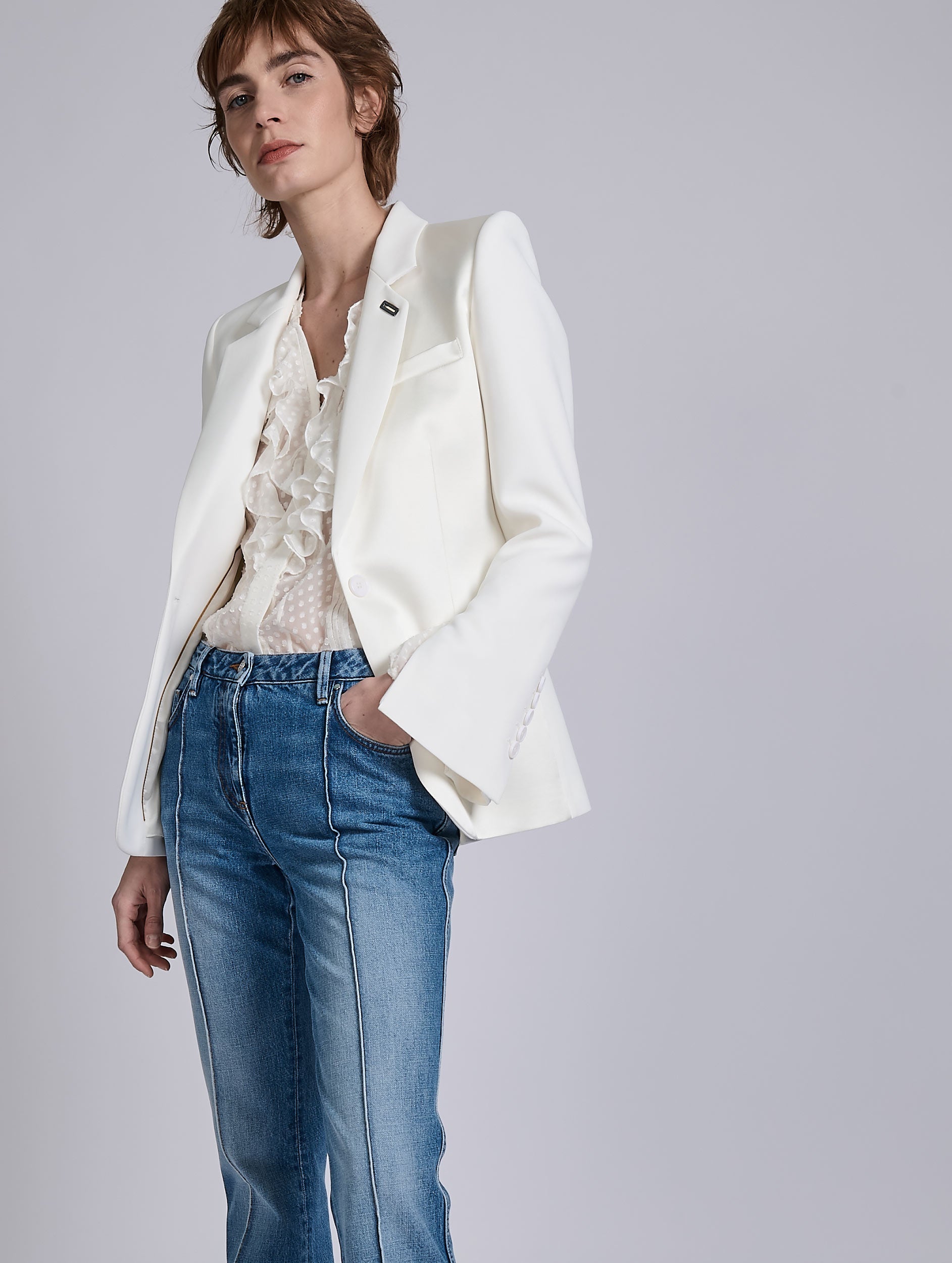 バルバラビュイ Barbara Bui レディース ジャケット M ホワイト Women Ready-to-wear| White ruffled blouse in jacquard plumetis