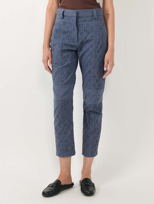 Pantalon cargo 7/8 en broderie anglaise bleu denim