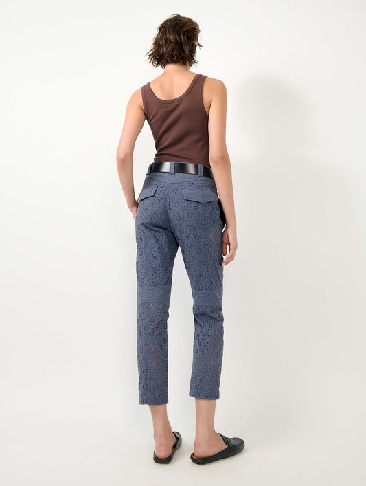 Pantalon cargo 7/8 en broderie anglaise bleu denim