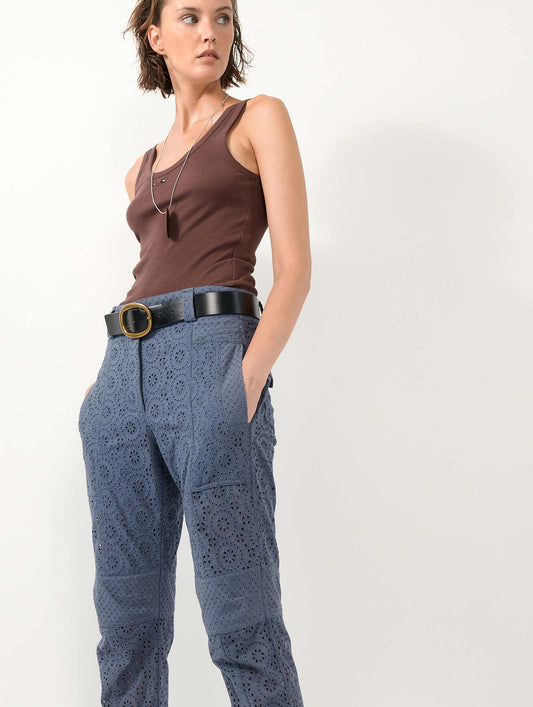 Pantalon cargo 7/8 en broderie anglaise bleu denim