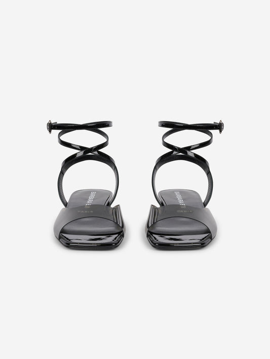 Sandales en plexi fumé et cuir verni noir
