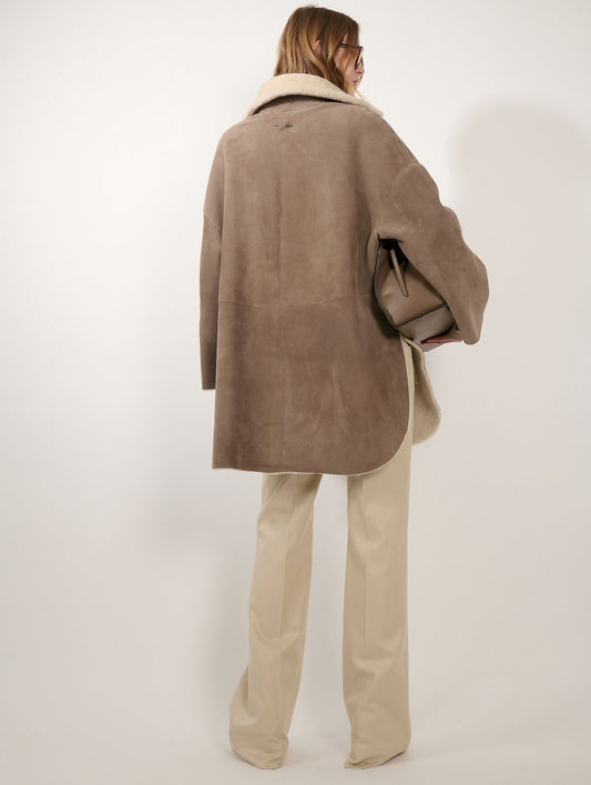 Manteau en peau lainée réversible taupe