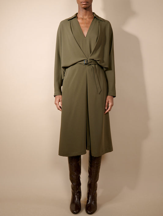 Robe ceinturée en crepe fluide vert mousse