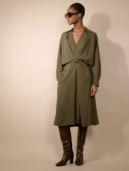 Robe ceinturée en crepe fluide vert mousse