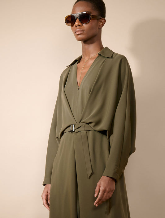 Robe ceinturée en crepe fluide vert mousse