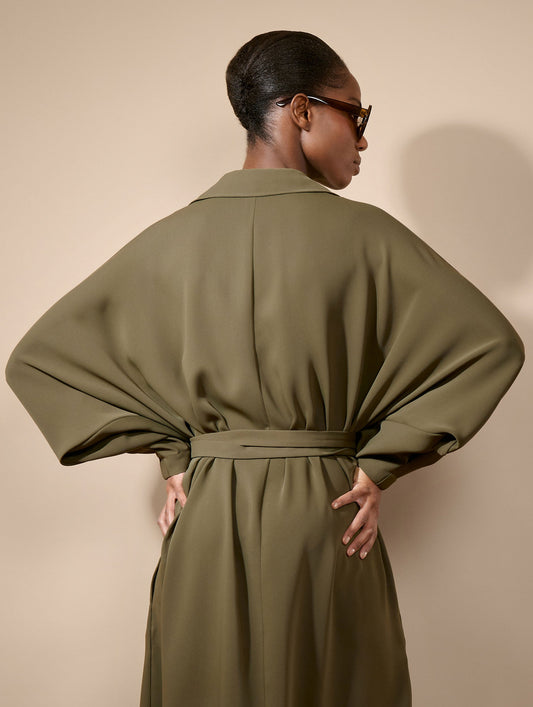 Robe ceinturée en crepe fluide vert mousse
