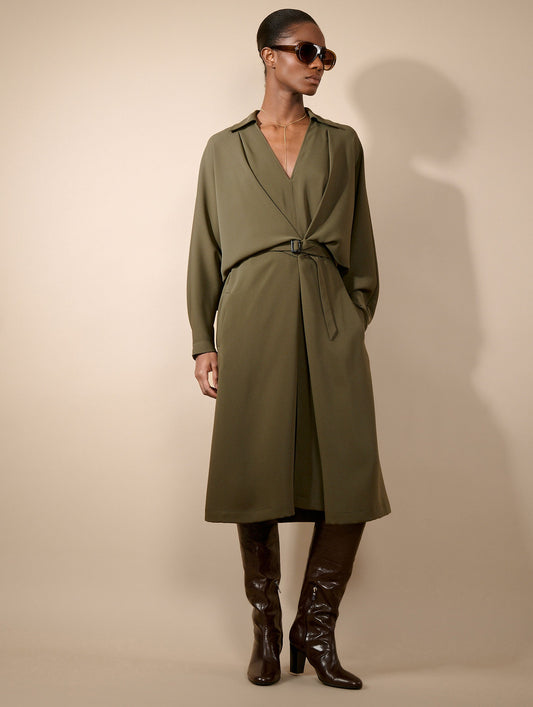Robe ceinturée en crepe fluide vert mousse
