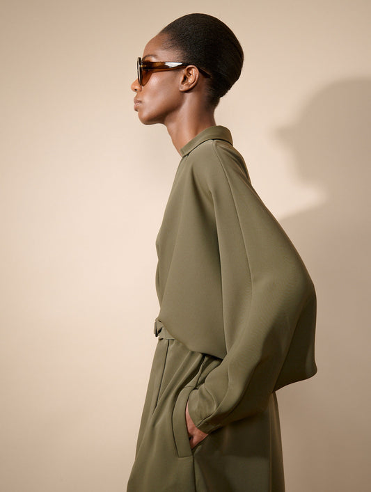 Robe ceinturée en crepe fluide vert mousse