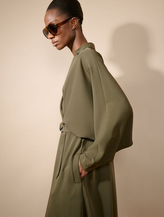 Robe ceinturée en crepe fluide vert mousse