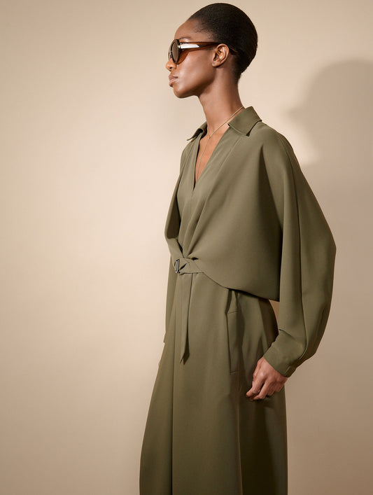 Robe ceinturée en crepe fluide vert mousse
