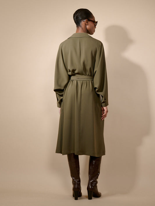 Robe ceinturée en crepe fluide vert mousse