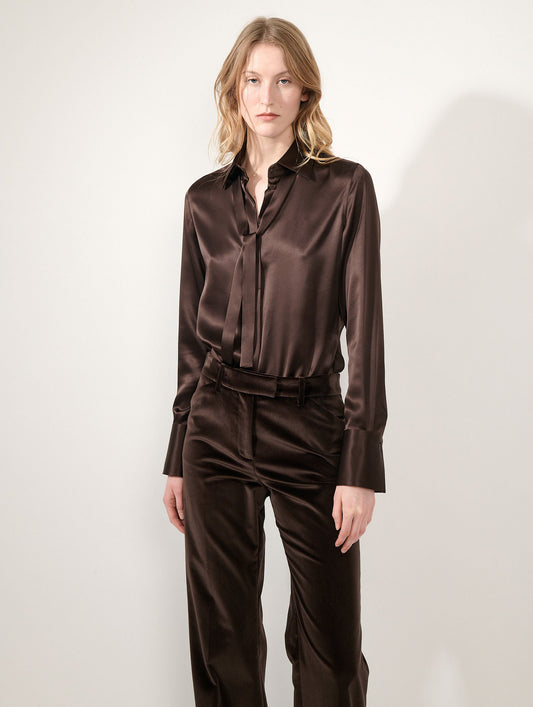 Chemise lavallière en satin de soie moka