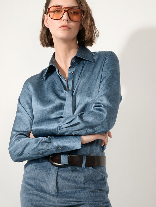 Chemise lavallière en satin de soie bleu stoné