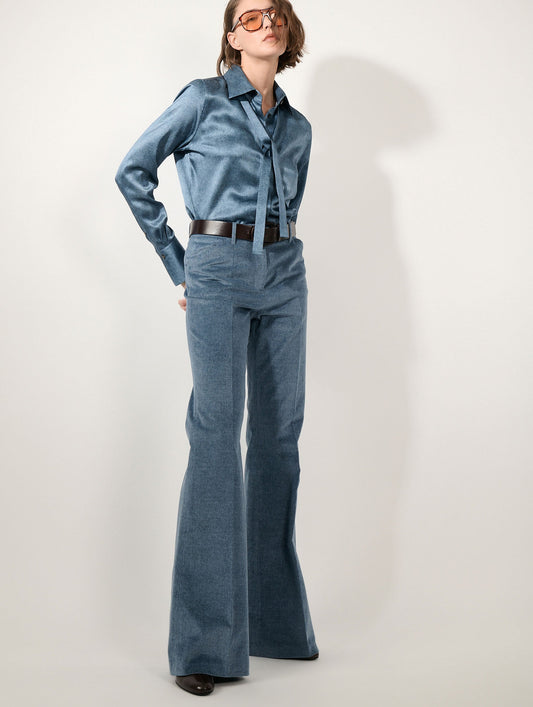Chemise lavallière en satin de soie bleu stoné