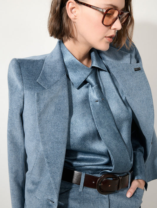 Chemise lavallière en satin de soie bleu stoné