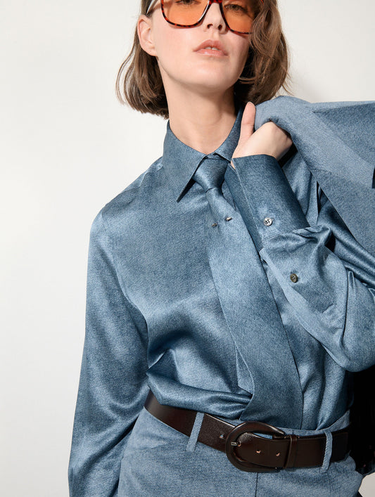 Chemise lavallière en satin de soie bleu stoné