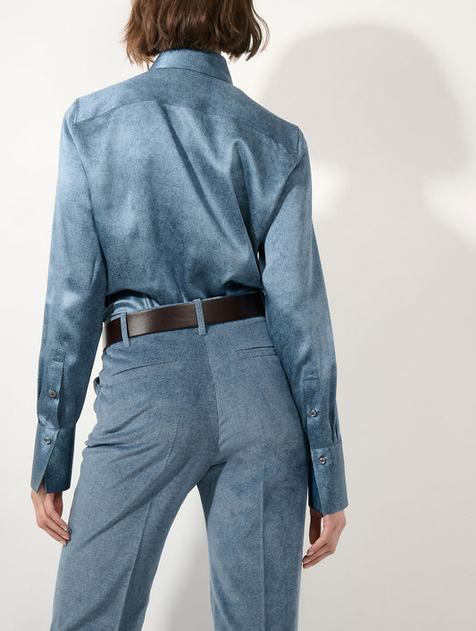 Chemise lavallière en satin de soie bleu stoné