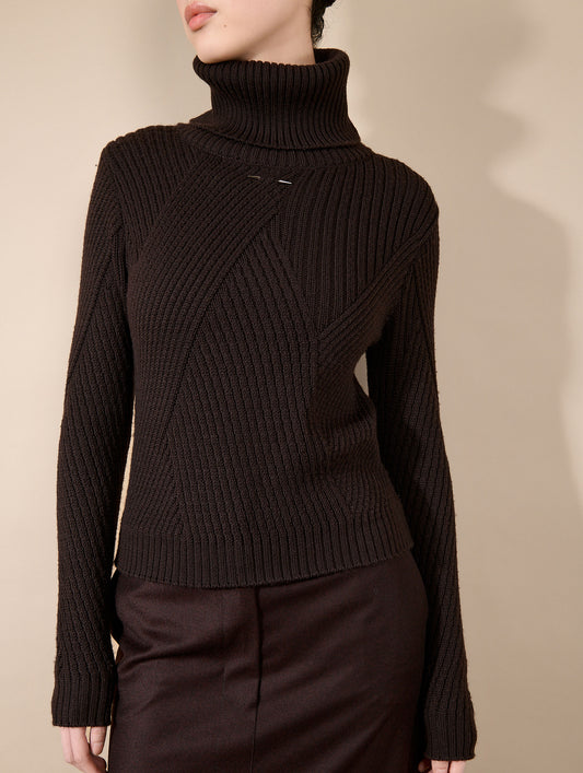 Pull col roulé en laine mérinos côtelée dark brown
