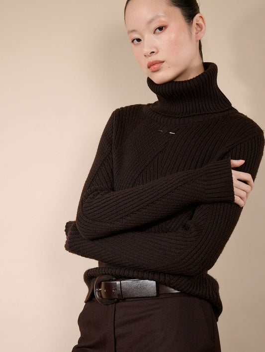Pull col roulé en laine mérinos côtelée dark brown