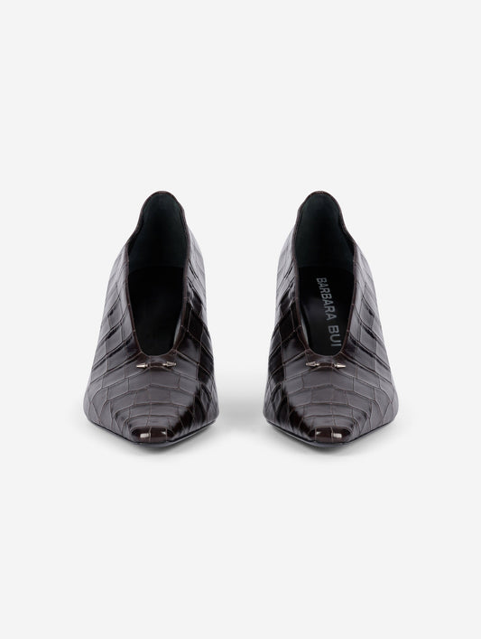 Brown embossed leather comma-heel pumps