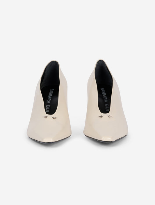 Ivory leather comma-heel pumps
