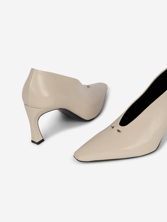 Ivory leather comma-heel pumps