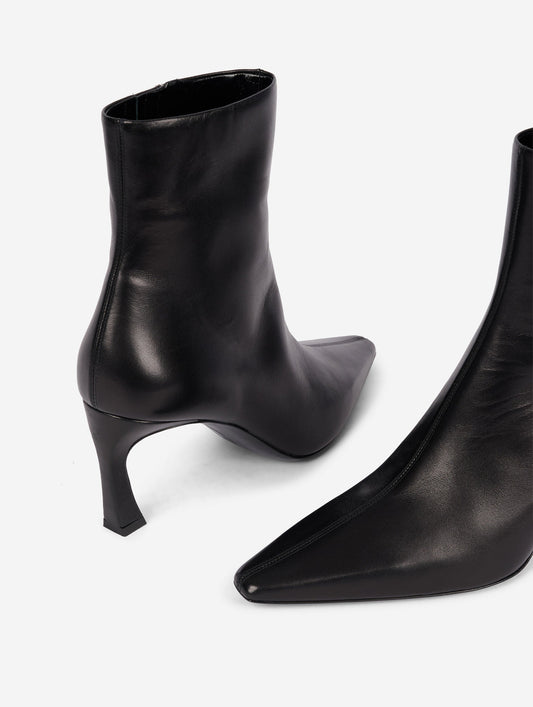 Boots zippés talon virgule en cuir noir